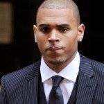 Chris Brown agaţă femei folosind replici şocante