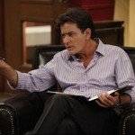 CHARLIE SHEEN redebuteaza spectaculos si ridiculizeaza “Two and a Half Men”