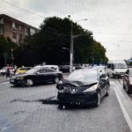 Doi răniți într-un accident produs la Craiova. Șoferul vinovat a pătruns pe roșu în intersecție – UPDATE FOTO