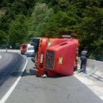 Un camion încărcat cu pietriș s-a răsturnat pe Defileul Jiului (FOTO)