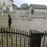 VIDEO Inundații la Câmpulung Moldovenesc și Găinești! Gospodării inundate, arbori rupți și podețe colmatate după o rupere de nori