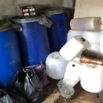 Două tone de țuică, confiscate în urma unor percheziții la Drajna