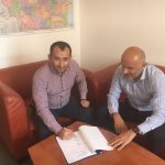 Adrian Torma primarul orașului Moldova Nouă și Sorin Maxim directorul ADR Veste semnează un contract de finanțare pe fonduri europene