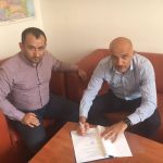 Adrian Torma primarul orașului Moldova Nouă și Sorin Maxim directorul ADR Veste semnează un contract de finanțare pe fonduri europenee