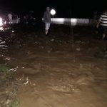 VIDEO ULTIMA ORĂ Inundații în mai multe comune din Vrancea. DN2D este blocat la Cucuieți – Burca