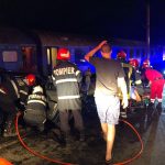 Mașină lovită de locomotiva unui tren în județul Bistrița-Năsăud. Trei persoane sunt prinse între fiarele contorsionate ale mașinii (FOTO)