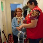 Bătrânii din municipiul Bacău au primit apă de la Crucea Roşie