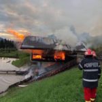 O casă de vacanță din Prisaca Dornei a fost distrusă de un incendiu FOTO
