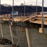 Reabilitarea podului de la intrarea în Oneşti, întârziată de o contestaţie