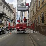 Pompierii, chemați să degajeze tencuiala căzută de pe fațada unei clădiri simbol