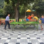 Primarul Adrian Torma joacă ping pong cu copiii în parc