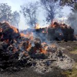 250 de baloţi de paie au ars la Turda. O bătrână de 80 de ani, dusă la spital cu atac de panică