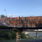 Protest anti- PSD la Câmpina. Un banner de mari dimensiuni cu mesajul ”_UIE PSD & ALDE” a fost atârnat de un pod pe DN1