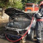 S-a salvat în ultimul moment după ce maşina i-a luat foc în mers – VIDEO