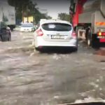 Reţeaua nefuncţională de preluare a apelor pluviale a provocat inundaţii pe strada Piteşti din Slatina (VIDEO)