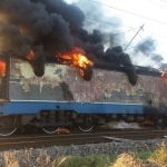 Locomotiva unui tren de marfă, plin cu benzină și motorină, a luat foc în apropiere de Ploiești