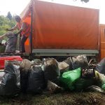 VIDEO. Zece tone de gunoi adunate din zona drumurilor naţionale din judeţul Braşov