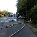 Un autoturism a luat foc în urma unui accident rutier. Pompierii au  intervenit