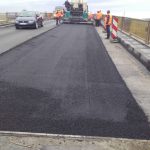 Pe podul de la Sânpaul se toarnă primul strat de asfalt