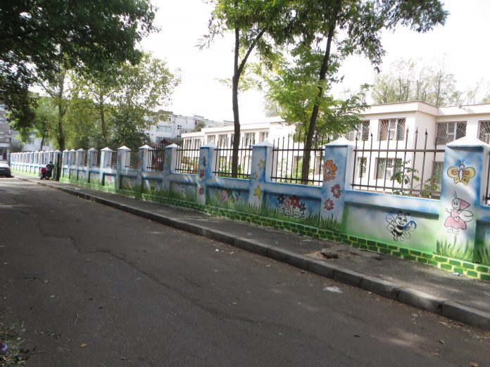 Gardul unei gradinițe din cartierul Viziru redecorat de copii