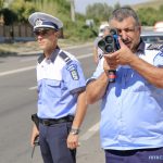 Sute de amenzi și zeci de permise reținute de polițiști în week-end