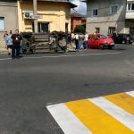 Accident pe strada Stadionului din Ploiești! O mașină s-a răsturnat FOTO&VIDEO