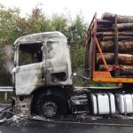 aveză un camion cu lemne a luat foc