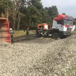 VIDEO | Un autocamion plin cu pietriş s-a răsturnat pe DN13E în judeţul Covasna