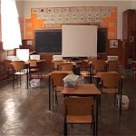 Elevii din Dănești se încălzesc iarna la sobă, dar au centrală termică la toaletă