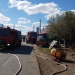 Un camion plin cu stupi de albine a luat foc la Bălțești