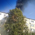 VIDEO Incendiu puternic la mansarda unui bloc de pe Strada Teiului din Focșani