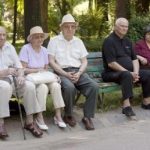 La Neamț, 10 salariați „duc în spate” 14 pensionari