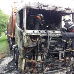 un camion cu lemne a luat foc