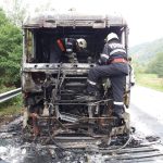 un camion cu lemne a luat foc2