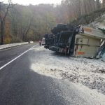 BRAȘOV | VIDEO – Camion care transporta mălai, răsturnat pe DN13