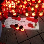 VIDEO | Sibienii au aprins lumânări pentru victimele de la Colectiv