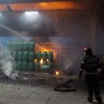 FOTO/VIDEO: Incendiu la depozitul unei firme de mase plastice din orașul Năsăud
