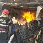 Incendiu x 2. Depozitul unei fabrici de textile şi o casă ard la Greci