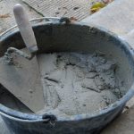 Caz șocant în Gorj: Și-a băgat soția cu capul în găleata cu ciment