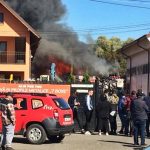 FOTO VIDEO Incendiu de proporții la un depozit de fier vechi din Suceava