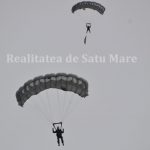 Parașutistul care a coborât cu Drapelul României, luat de vânt, la Carei