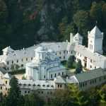 Cum arată de sus una dintre cele mai frumoase mănăstiri din Gorj | VIDEO