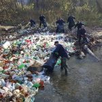 FOTO-VIDEO| Baraj de PET-uri pe Cerna. Jandarmii hunedoreni ecologizează râul