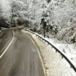 Ninge în Neamț. Drumarii intervin cu utilajele de deszăpezire (FOTO)