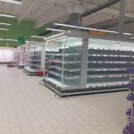 Un mare supermarket din Galaţi, cu rafturile goale în secţiunea cu refrigerare