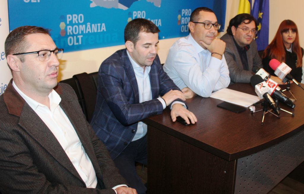 Victor Ponta, Daniel Constantin şi Nicolae Bănicioiu, alături de echipa Pro România Olt