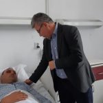 Pădurarul Radu Artenie, bătut grav de hoţii de lemne, a fost vizitat la spital de ministrul apelor şi pădurilor, Ioan Deneş