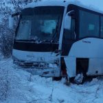 Microbuz cu 10 persoane, accident pe un drum judeţean din Slatina. Doi răniţi – FOTO