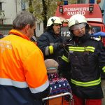 Primele IMAGINI cu incendiul de la blocul de locuinţe sociale din Slatina, în care o femeie a murit şi cinci persoane au fost rănite