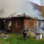 O casă arde ca o torță în localitatea Aluniș din Bistrița-Năsăud. UPDATE: Un bărbat a murit carbonizat (FOTO/VIDEO)